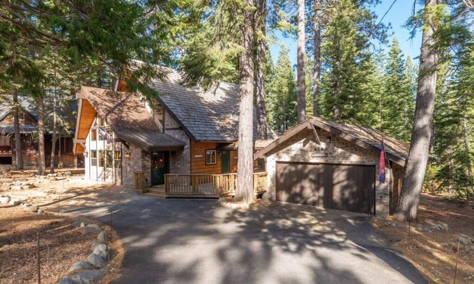 Chamberlands House | Rustic Beauty in Chamberlands Full Beach & Pool