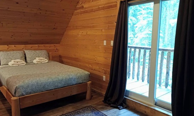 Golden Cabin | Rustic Beaverfoot Lodge Dream Cabin