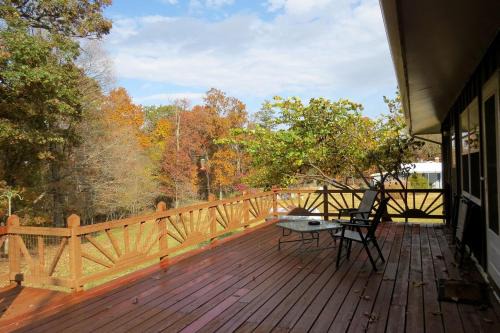 Miramiguoa Park House | Rustic Cabin Rental with a Wood-Burning Stove near Meramec State Park, Missouri