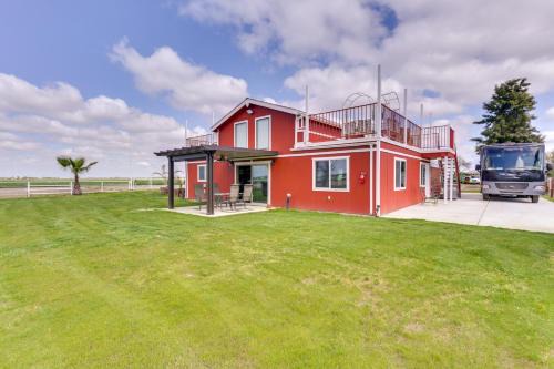 Tulare House | Rustic California Vacation Rental with Rooftop Patio