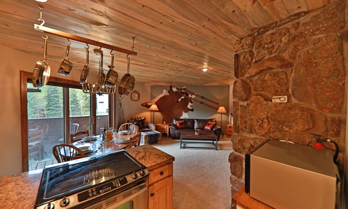 Old Town Condo | Rustic Condo with Modern Amenities, Free Bus &Walk to Slopes-Adventure Awaits!