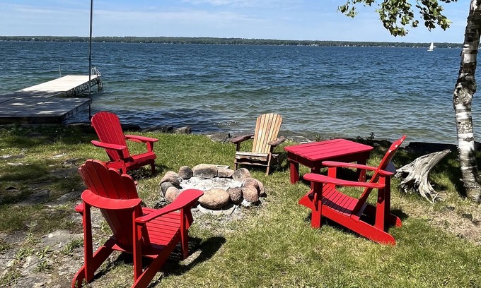Ramara Cottage | Rustic Cottage on Lake Couchiching and 5 minutes from Casino Rama