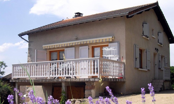 La Tuiliere Cottage | Rustic cottage with terrace and garden, pets allowed