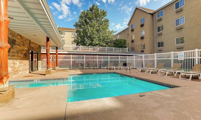 Columbia Hotel | Rustic Deluxe King Bed Stay in Stoney Creek Columbia! Free Breakfast