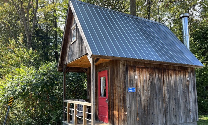 Saint-Cuthbert Cabin | Rustic forest hut (taxiway station)