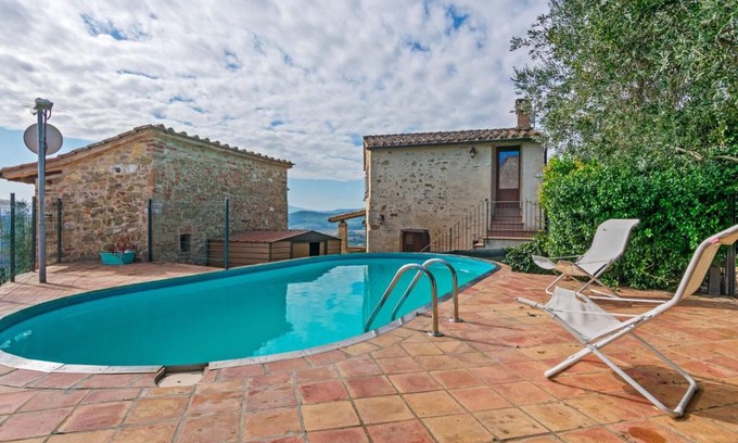 Corciano House | Rustic Holiday Home in Corciano with Swimming Pool