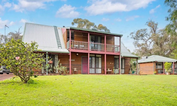 Leschenault Ski Chalet | Rustic House & Cosy Cottage