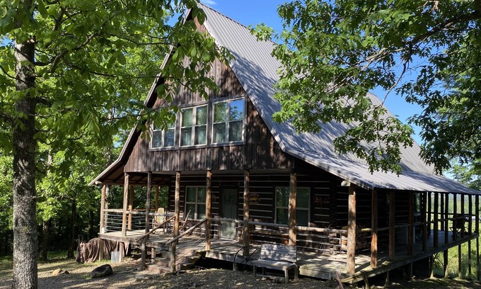 Gillham Cabin | Rustic log cabin in the hills of Arkansas!