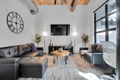 Judson Apartment | Rustic Meets Modern 2BR 2BA