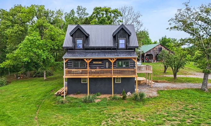 Mohawk House | Rustic & private log cabin in East Tennessee (dogs allowed!)