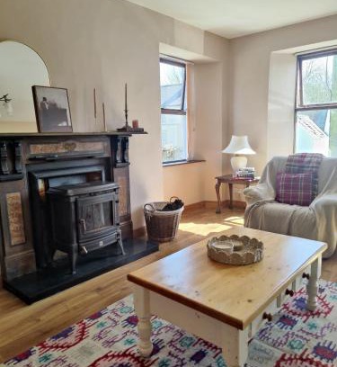 Killarney House | Rustic Pub Stay - 20 minutes from Killarney!