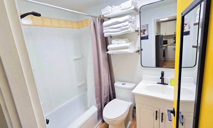 Ramsay Apartment | Rustic Ramsay Retreat by Calgary Stampede/Inglewood/Elbow River w/Parking