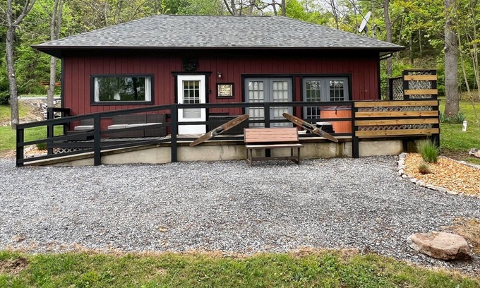 Luray Cabin | Rustic Retreat - A nature lover's dream!