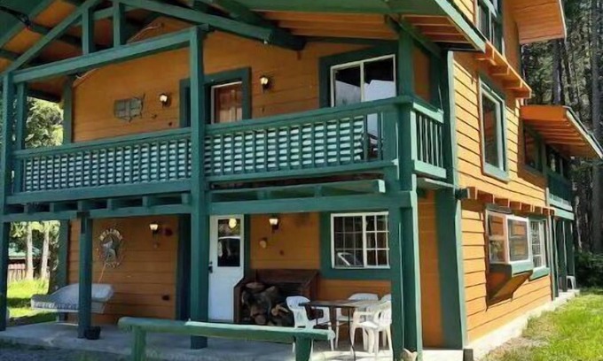 Bonners Ferry House | Rustic Ridge Lodge- perfect family holiday house.