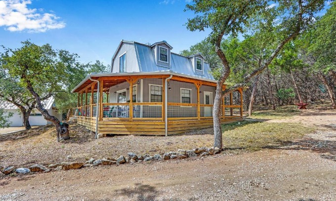 Bulverde House | Rustic Star Farmhouse at Moonlight Getaway