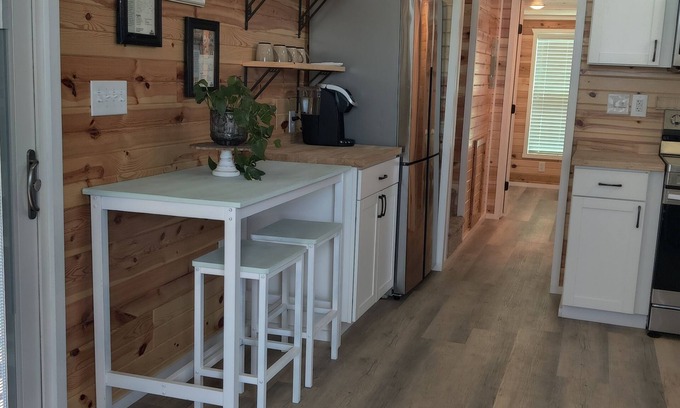 Hutto Cabin | Rustic Tiny Home Escape - Pets Stay Free!