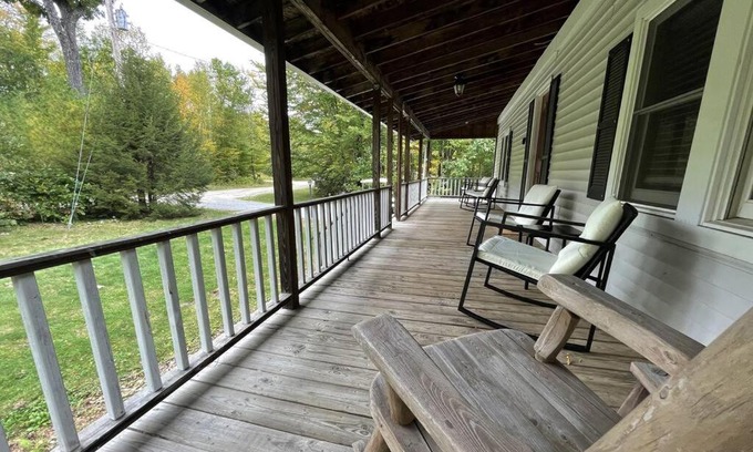 Windsor House | Rustic Updated Cozy Lake House! Close to skiing!