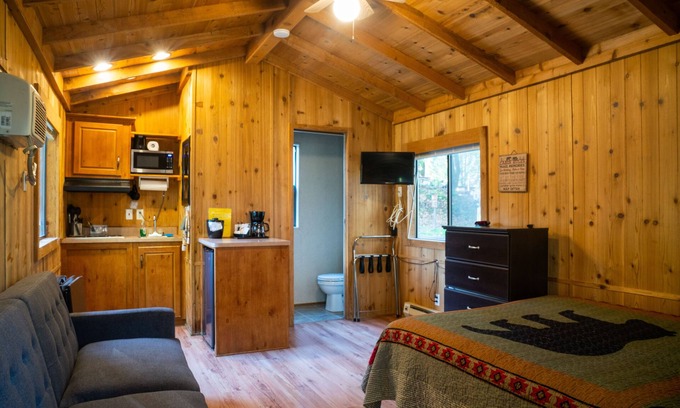 Garberville Cabin | Rustic vacation getaway