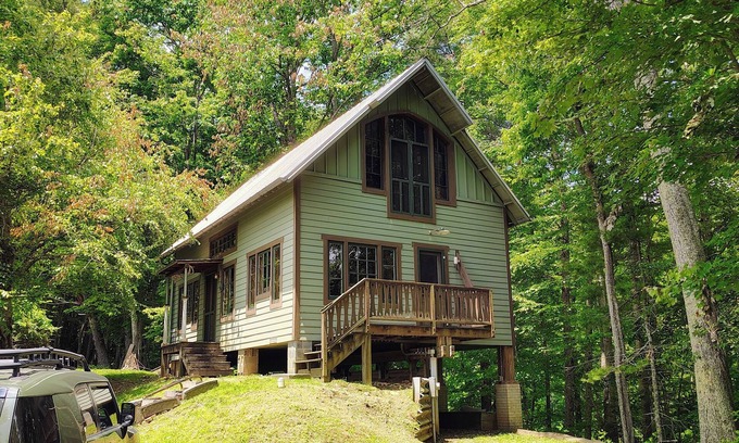 Marshall Cabin | Rustic yet stylish Loft Cabin w/hot tub & outdoor shower. No Cleaning Fee.