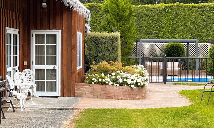 Tamahere Ski Chalet | #rustlingoaks nz Boho Pool House - king bed, 10 mins to Hamilton Airport