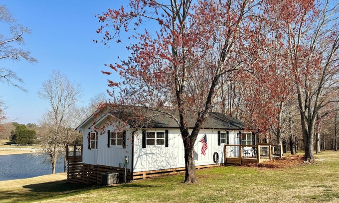 Griffin House | Ruth's Cottage at Addis Acres/Newly Renovated/Firepit/Private Pond/2BR/2BA/Deck