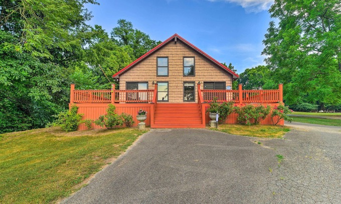 Battletown Cabin | 'Ryman Riviera' Home w/Fireplace: Steps to River