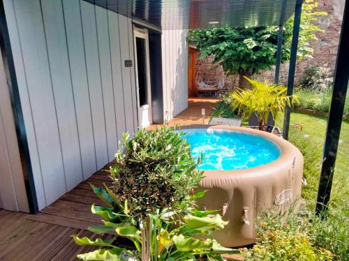 Balbigny House | Séjour au Jardin de Cupidon avec jacuzzi et sauna