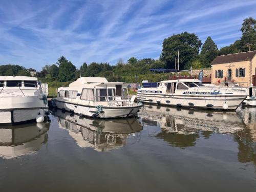 Chatillon en Bazois Boat Rental | Séjour insolite en bateau sur le canal à Châtillon-en-Bazois, 8 personnes - API-1-46-25