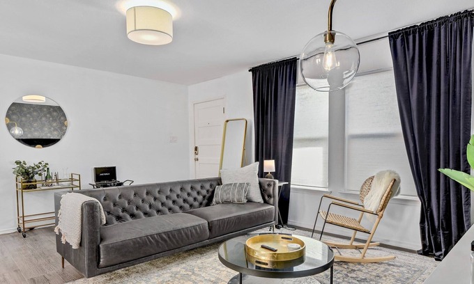 South Lamar House | S. Congress, Fire Pit, Cozy Patio| Dolphin House
