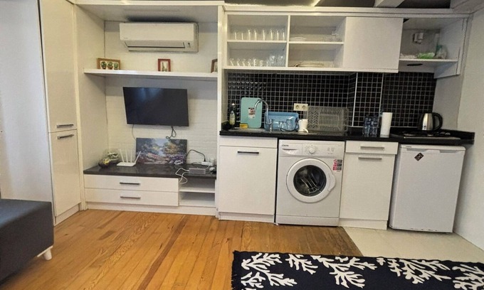 Gumussuyu Mahallesi Condo | Safely, Cozy Ground Floor Apartment by Taksim