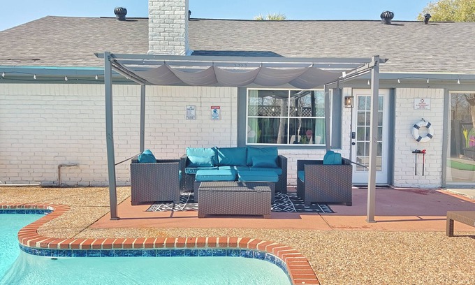 Southbelt/Ellington House | Sageview Cottage – 4 BDR w/Pool, Pet Friendly!
