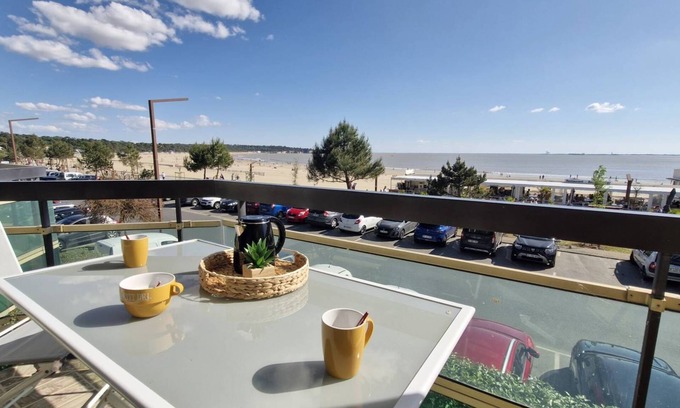 Saint-Georges-de-Didonne Apartment | Saint Georges de Didonne - FULL SEA VIEW for this STUDIO CABIN facing the beach