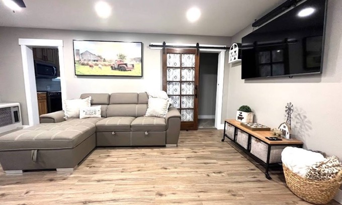 Salmon House | Salmon Goldbug Cottage, hot tub sleeps 8
