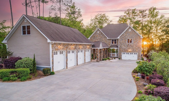 Halifax County House | 💥 Saltwater Pool, 8 Bedrms, Hot tub, Sunset Views, Main Lake Cove, Pets🥇