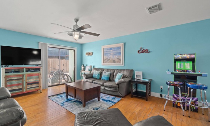 Holiday Beach House | SALTY BREEZES, 5 MIN WALK FROM BEACH with POOL