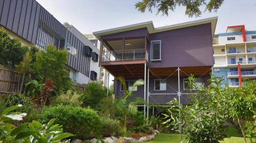 Caloundra House | Saltys Place, Pet Friendly and Close To Beach