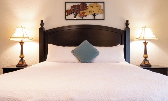 San Diego Country Estates Hotel | San Diego Country Retreat | Full Kitchen | Free Parking