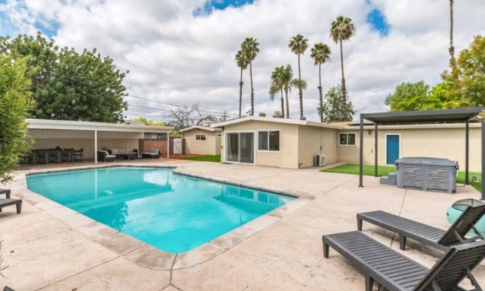 Lakeside House | San Diego Lake home 4 Bd/Bath with Pool, hot tub and golf!
