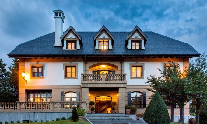 Oiartzun House | San Sebastian. Elegant palace with a privat foret, 20 minutes to the beach