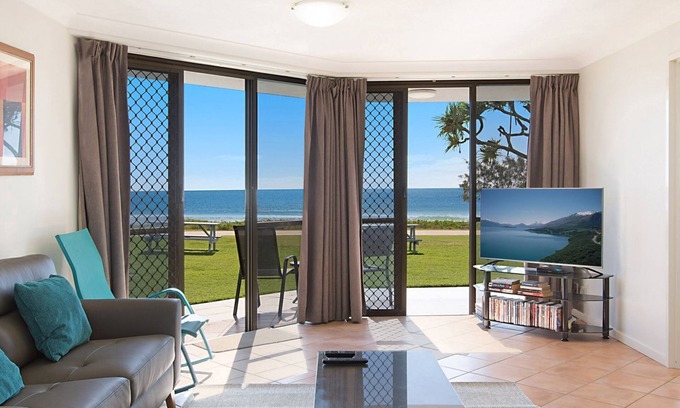 Tugun Apartment | San Simeon 6 - Spacious, ground floor and absolute beachfront!