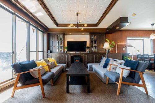 Motomatchi Apartment | Sanacion Motomachi 7 なんばで150平米の広々空間 最大14名 Netflix見れます