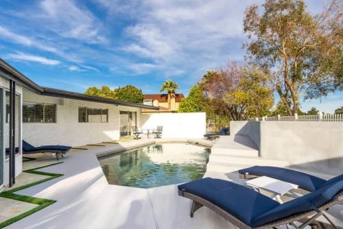 Ingleside Club House | Sanctuary on the Greens - 3-Villa Retreat with Pool