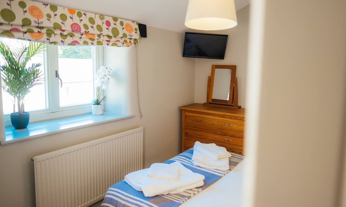 Higher Bockhampton Cottage | Sandbourne - Dog Friendly Cosy Cottage - Hot Tub
