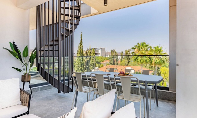Agios Athanasios Apartment | Sanders Evolution 2 - 2-Bdr Apt w Rooftop jacuzzi