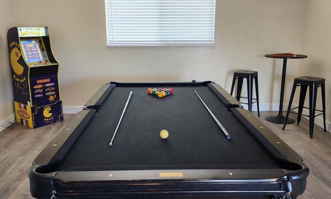 Bosque Farms House | Sandia Retreat - Pool Table, Arcade, Relaxing, FUN