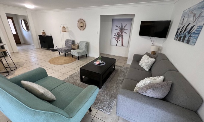 Ningi House | Sandstone Point (SEQ) Sleeps 10! Bribie Holidays