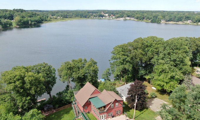 Cassopolis House | Sandy Beach Wheelchair-Friendly Knotty Pine Lodge w/47 Wooded Acres!