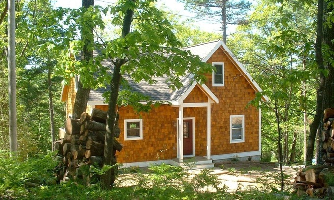 Lake Township House | SANDY FRONTAGE! Kayaks! POOL TABLE! Next to Sleeping Bear!