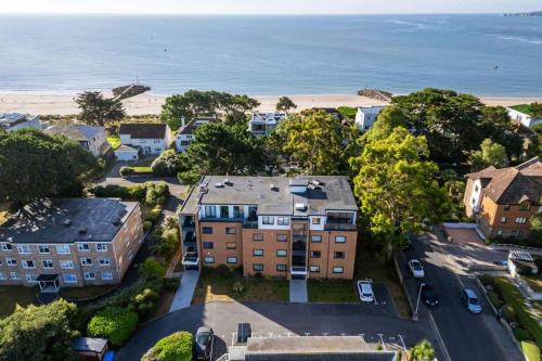 Sandbanks Apartment | Sandy Shores - Moments from Blue Flag Sandbanks Beach