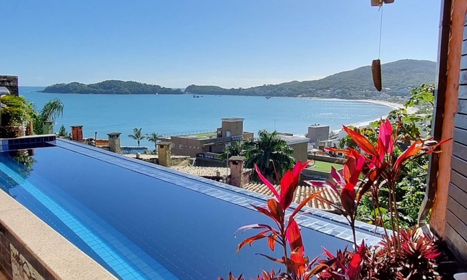 Centro House | SANTORINI HOUSE - HEATED POOL - 4BEDROOM - 140MT FROM BOMBINHAS BEACH,
